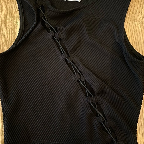 Princess Polly Sleeveless Asymmetrical Lace Up Front Crop Top In Black Size US4 - Picture 2 of 5